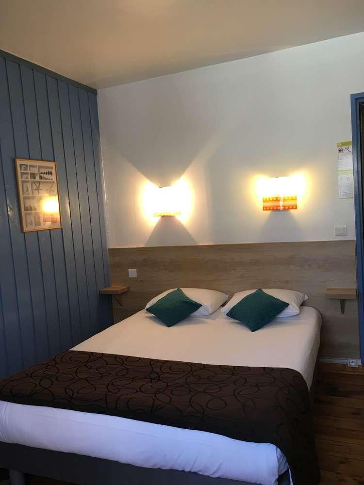Brit Hotel Des Halles Конкарно Стая снимка