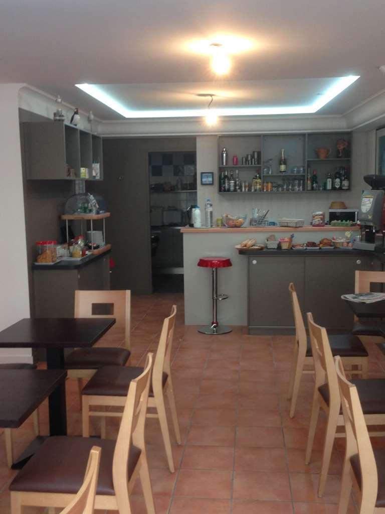 Brit Hotel Des Halles Конкарно Ресторант снимка