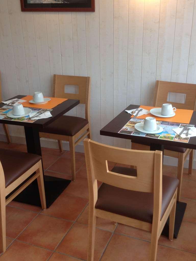 Brit Hotel Des Halles Конкарно Ресторант снимка