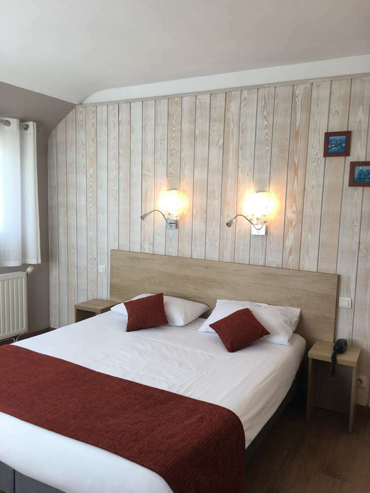 Brit Hotel Des Halles Конкарно Стая снимка